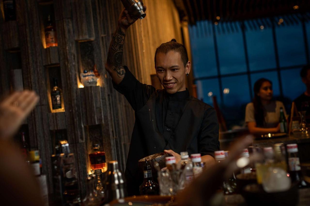 Hyatt Centric Kota Kinabalu Hotel Exterior foto A bartender at work