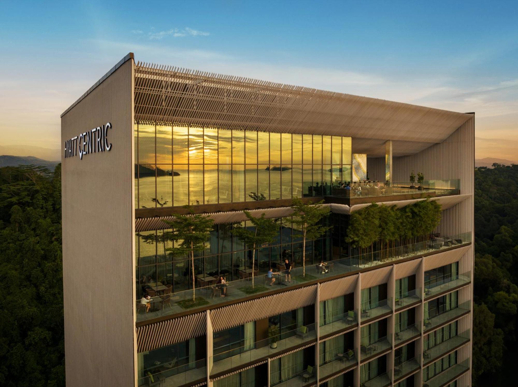 Hyatt Centric Kota Kinabalu Hotel Exterior foto The building's rooftop